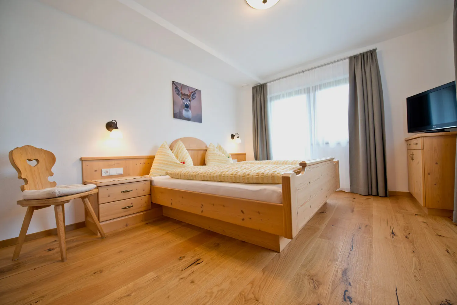 Schlafzimmer mit Doppelbett